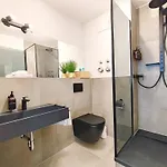 Design-apartmenthaus Fuer Bis Zu 12, Modern, Dachterrasse, Grill, Ruhige Lage, Plus, Wii, Lan Und Wlan Norimberga