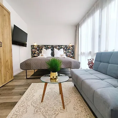 Apartamento Design-apartmenthaus Fuer Bis Zu 12, Modern, Dachterrasse, Grill, Ruhige Lage, Smarttvs, Wii,wlan Nuremberga